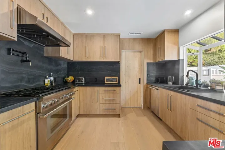 11442 Dona Cecilia Drive, Studio City, California 91604