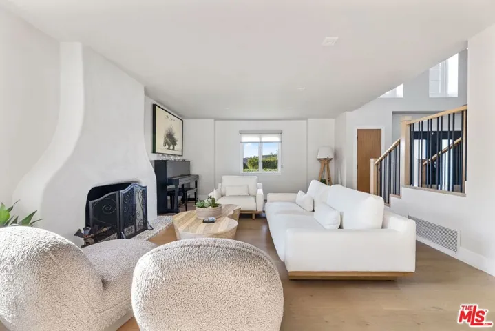 11442 Dona Cecilia Drive, Studio City, California 91604