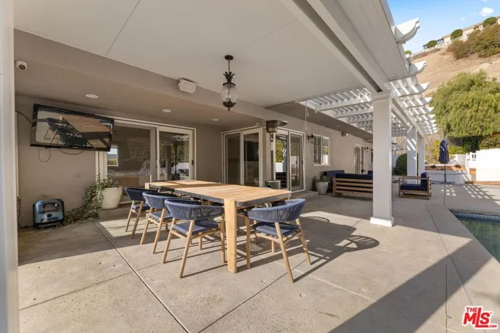 11442 Dona Cecilia Drive, Studio City, California 91604