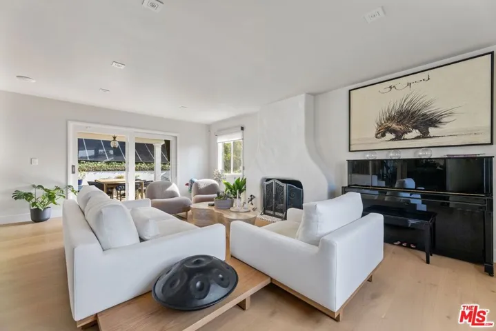 11442 Dona Cecilia Drive, Studio City, California 91604