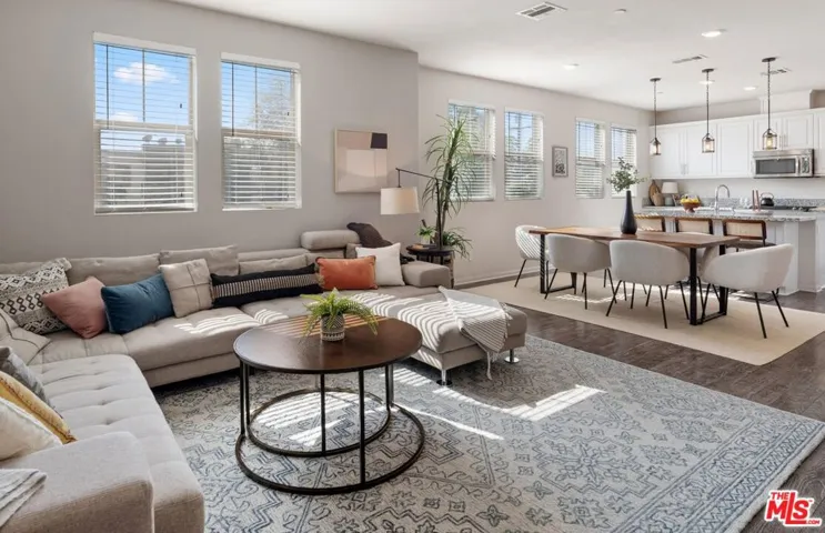 7200 N Chestnut Lane, Van Nuys, California 91405