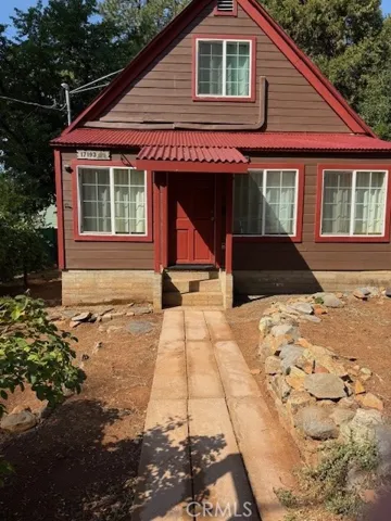 Beautifully clean front walk way.
