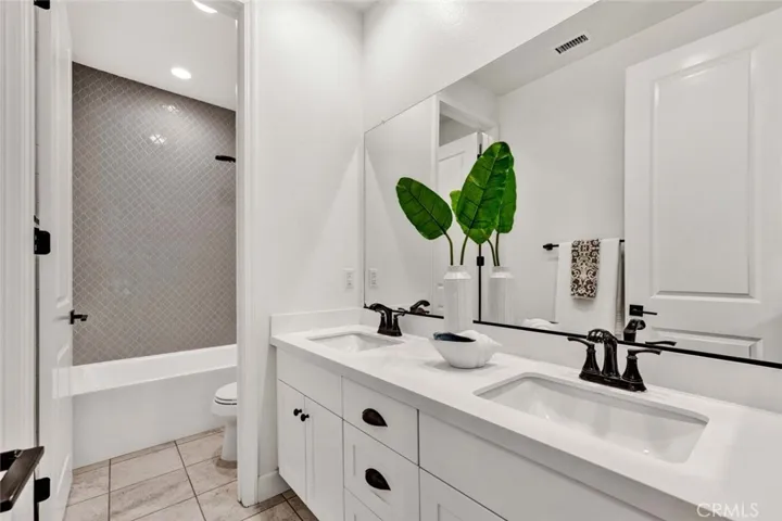 2009 Picasso, Santa Ana, California 92704