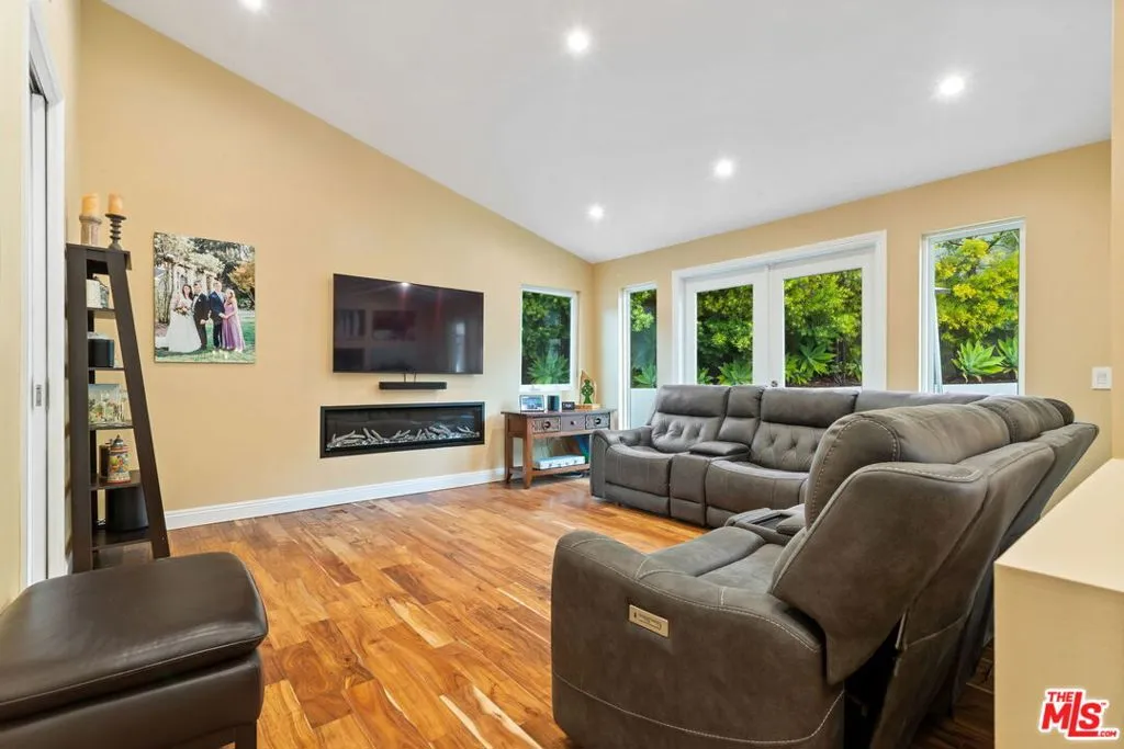 436 Levering Avenue, Los Angeles, California 90024 home-pic-27