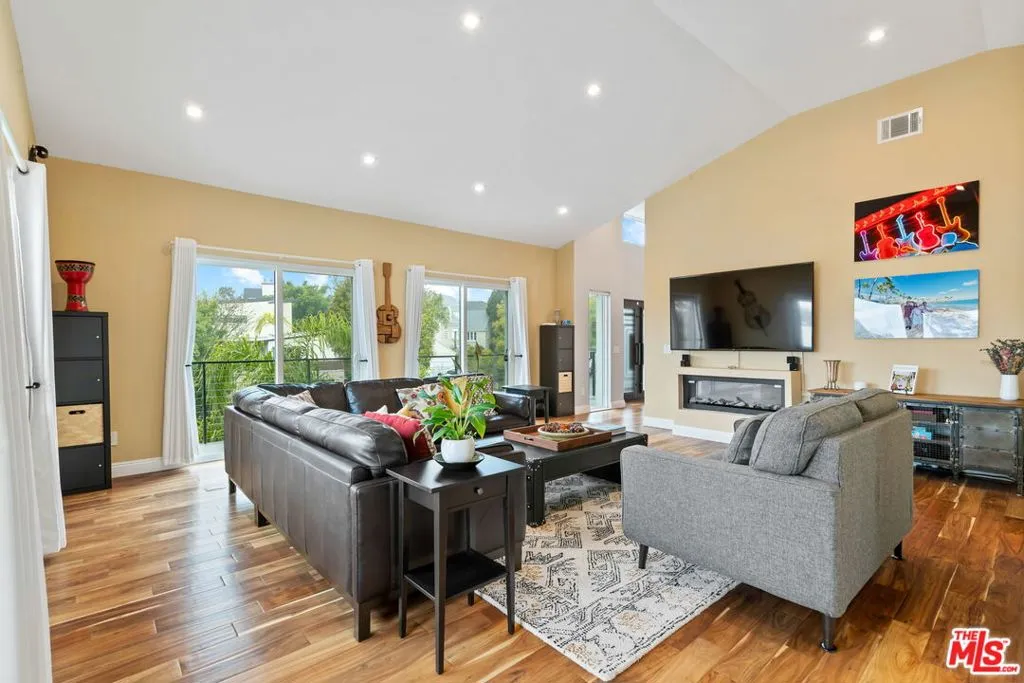 436 Levering Avenue, Los Angeles, California 90024 home-pic-15