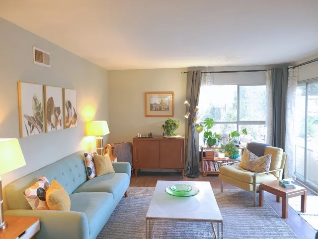 Spacious living room
