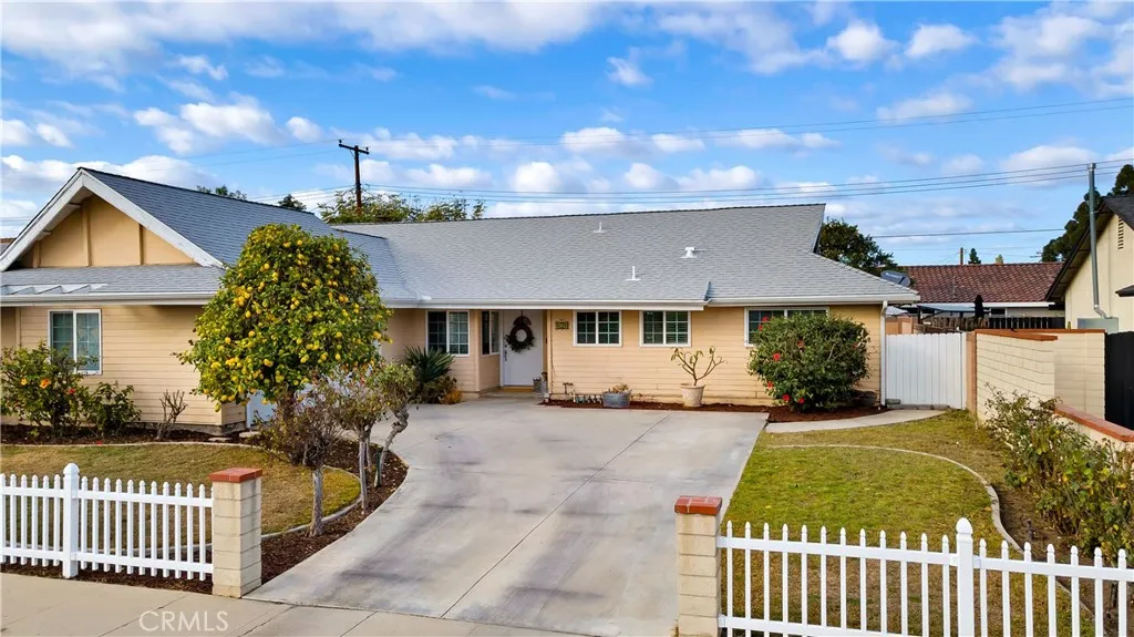 121 W Greenway Avenue, Orange, California 92865 home-pic-1
