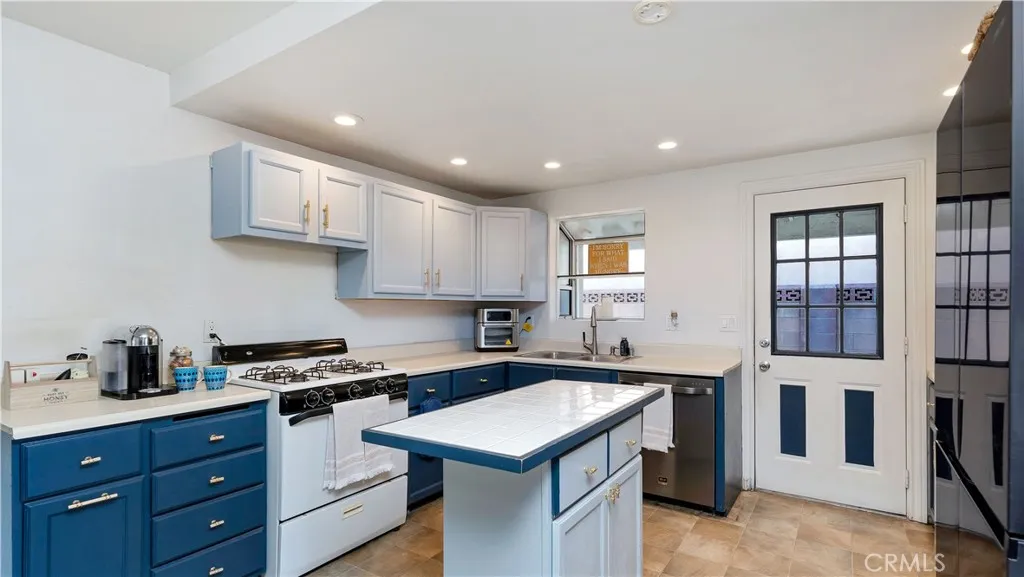 121 W Greenway Avenue, Orange, California 92865 home-pic-26