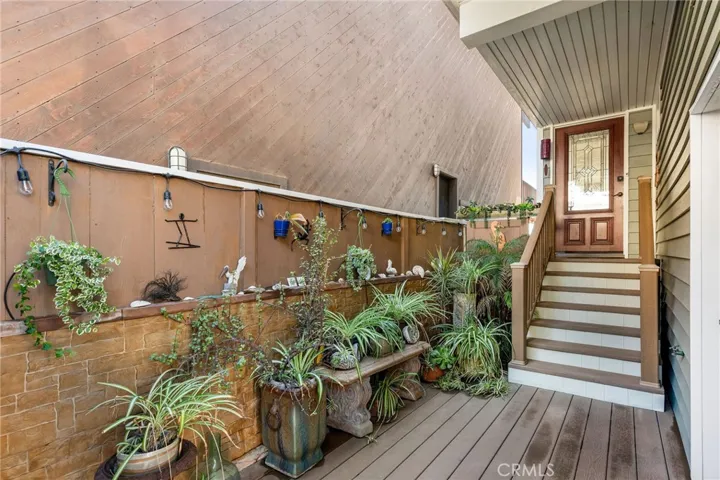 Spacious entry way into the home