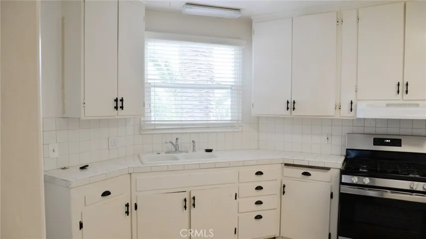 SPACIOUS KITCHEN