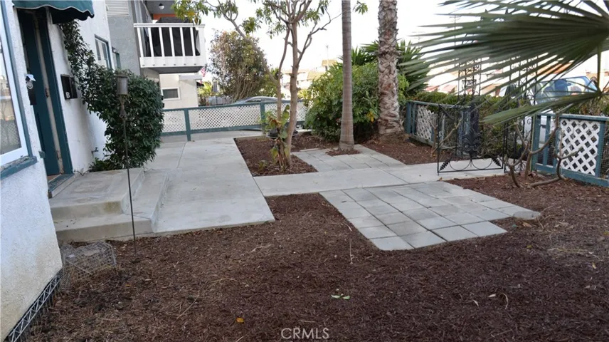 ENCLOSED FRONT YARD