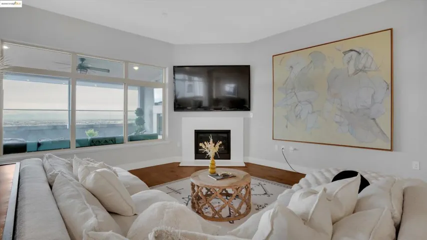 6707 Skyview Dr, Oakland, California 94605