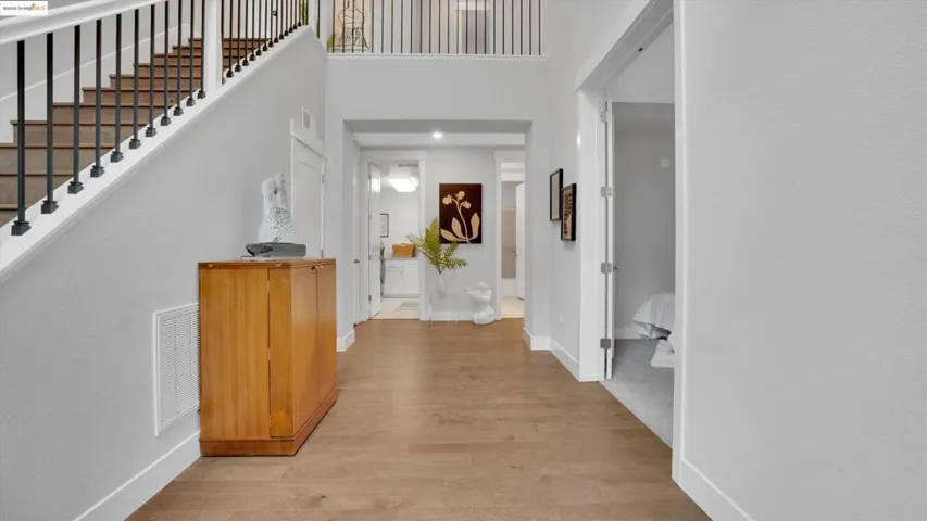 6707 Skyview Dr, Oakland, California 94605
