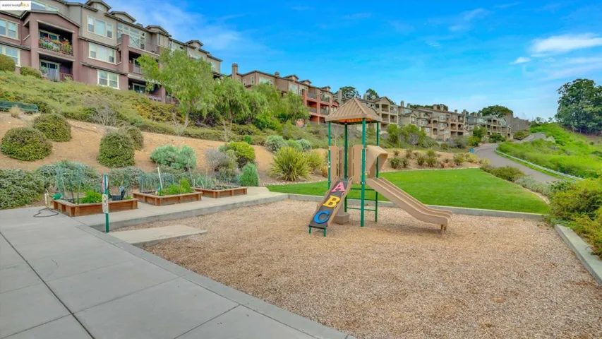 6707 Skyview Dr, Oakland, California 94605