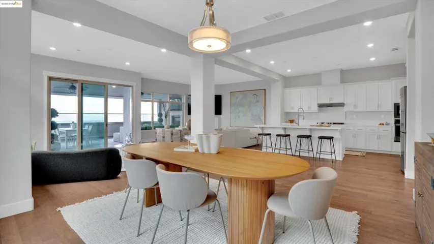 6707 Skyview Dr, Oakland, California 94605