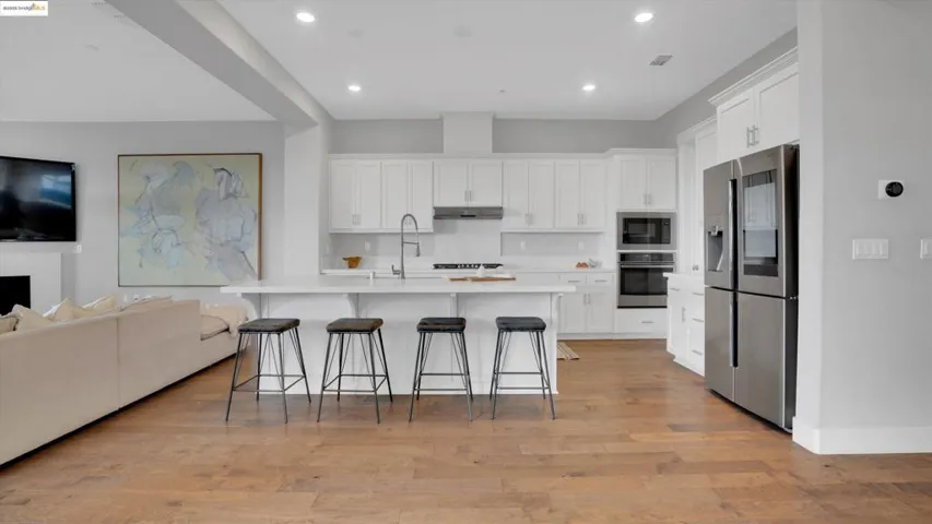 6707 Skyview Dr, Oakland, California 94605