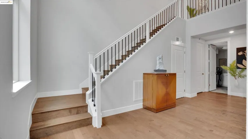 6707 Skyview Dr, Oakland, California 94605