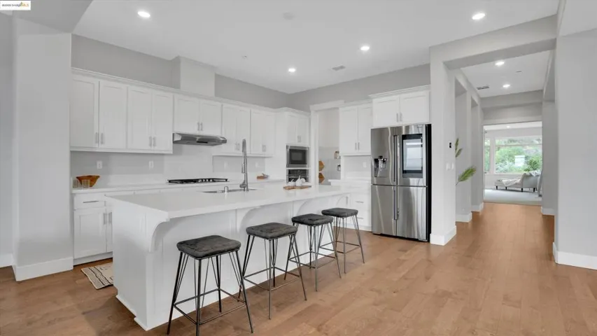 6707 Skyview Dr, Oakland, California 94605