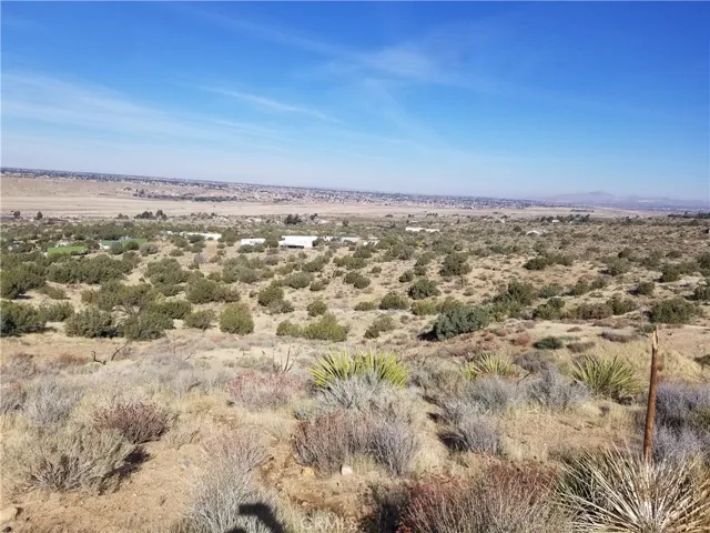 20 Rox Road, Apple Valley, California 92308