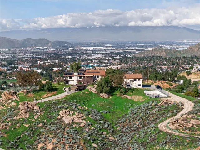 Off the grid, views, privacy and more!