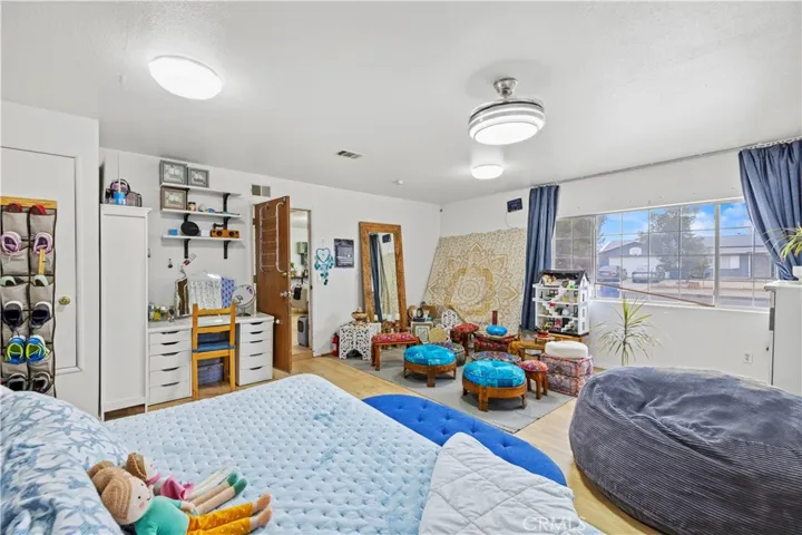 17104 Queensglen Avenue, Palmdale, California 93591