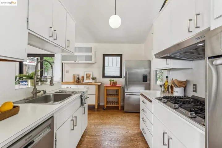 6 Ascot Lane, Oakland, California 94611