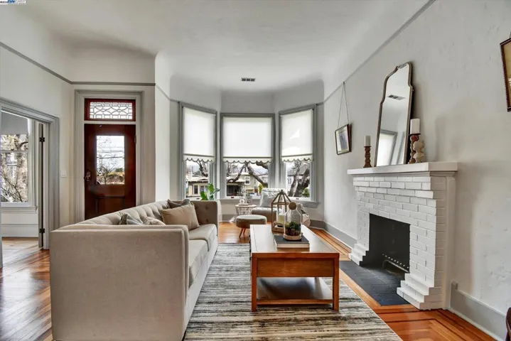 3268 Central Avenue, Alameda, California 94501-3109