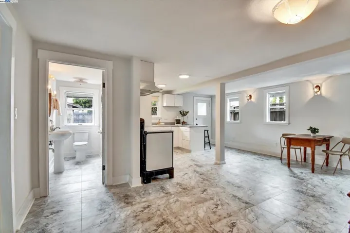 3268 Central Avenue, Alameda, California 94501-3109