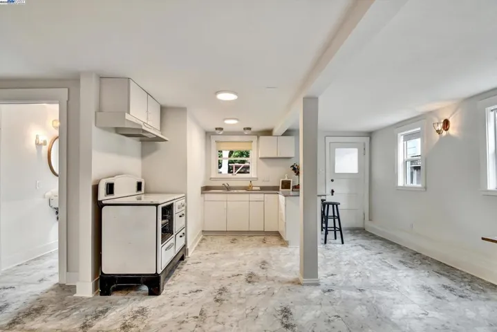 3268 Central Avenue, Alameda, California 94501-3109