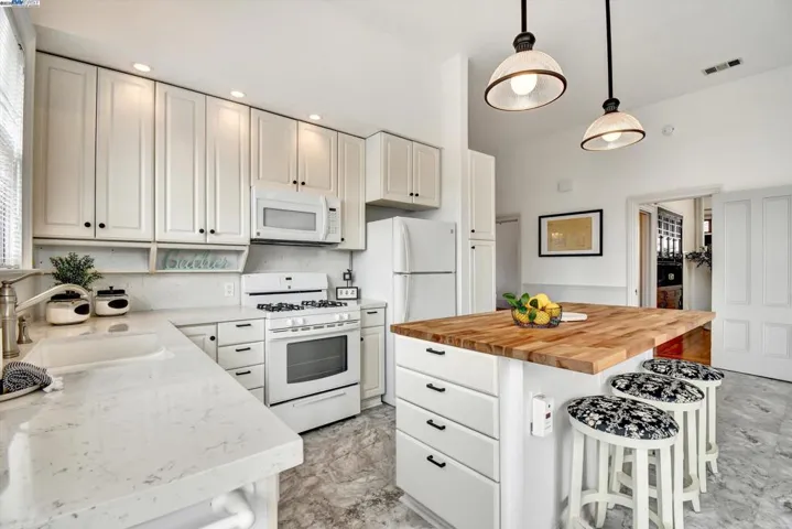 3268 Central Avenue, Alameda, California 94501-3109