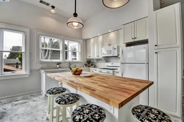 3268 Central Avenue, Alameda, California 94501-3109