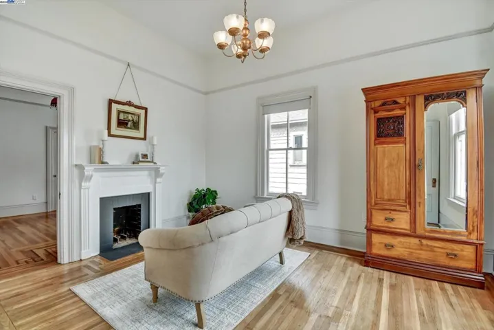 3268 Central Avenue, Alameda, California 94501-3109