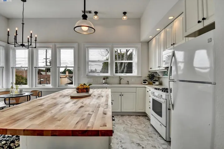 3268 Central Avenue, Alameda, California 94501-3109