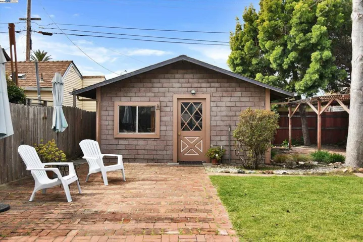 3268 Central Avenue, Alameda, California 94501-3109