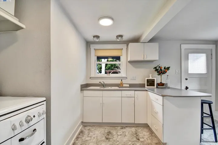 3268 Central Avenue, Alameda, California 94501-3109