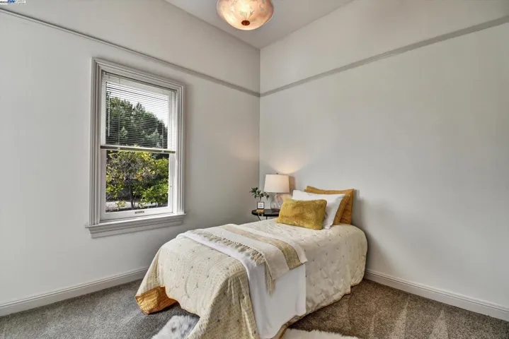 3268 Central Avenue, Alameda, California 94501-3109