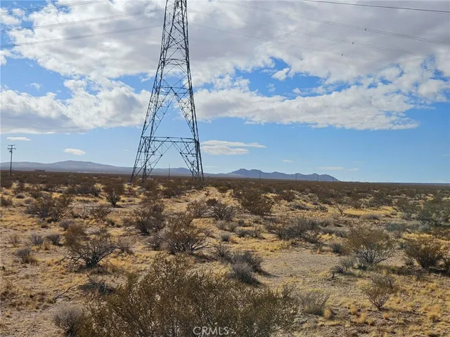 Power Lines along Hwy 395 shows the low voltage going W to the PIQ.