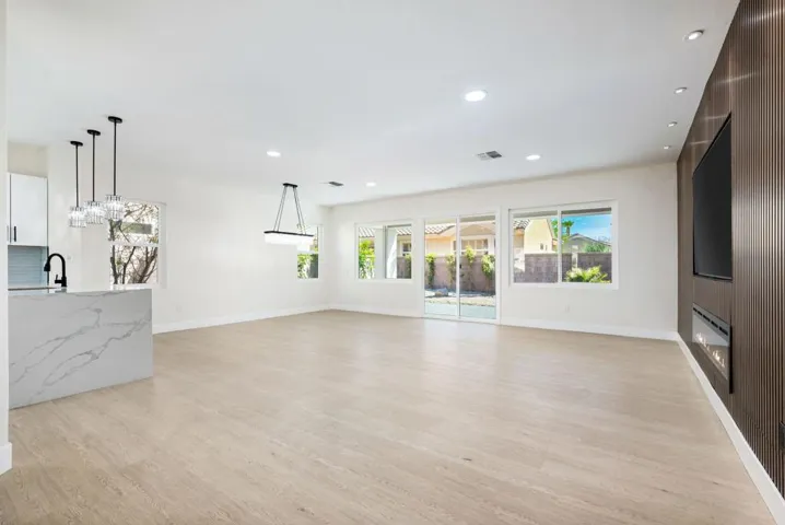 8-web-or-mls-DV_Palm_0824_008