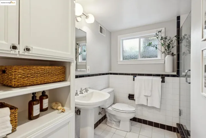 914 Glendome Cir, Oakland, California 94602