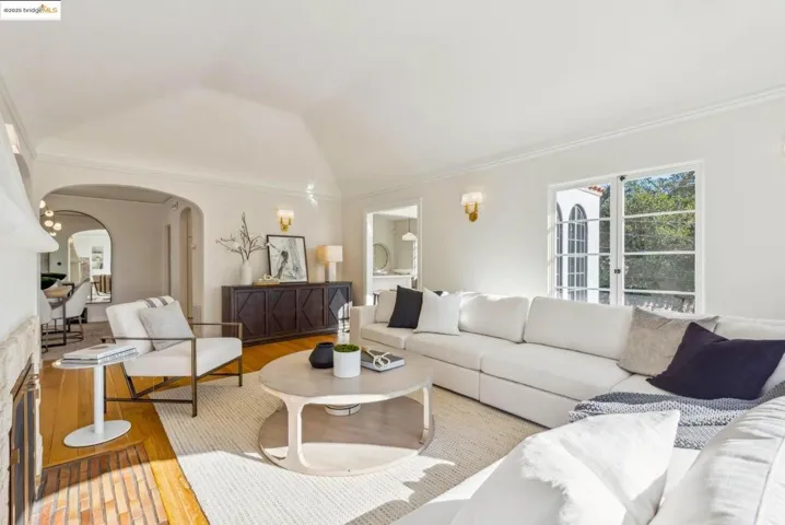 914 Glendome Cir, Oakland, California 94602