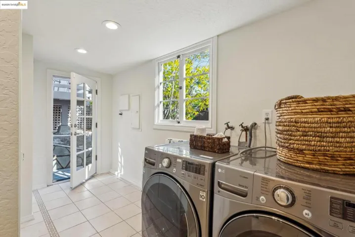 914 Glendome Cir, Oakland, California 94602