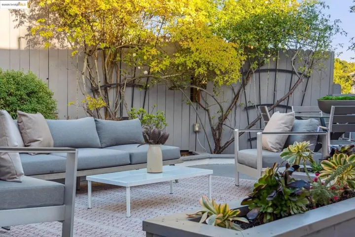 914 Glendome Cir, Oakland, California 94602