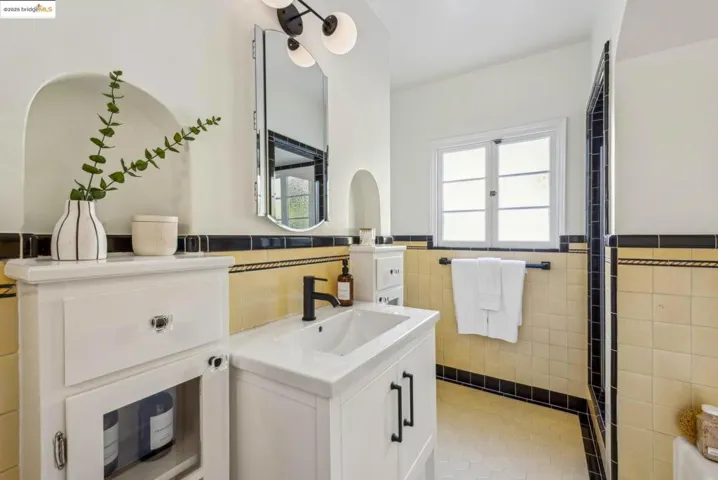 914 Glendome Cir, Oakland, California 94602