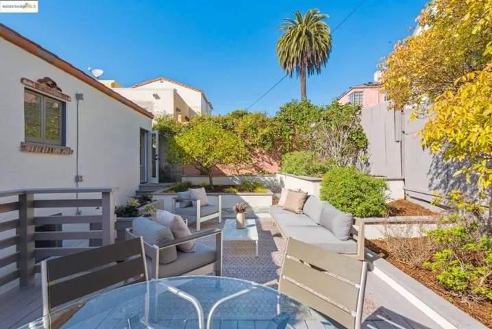 914 Glendome Cir, Oakland, California 94602