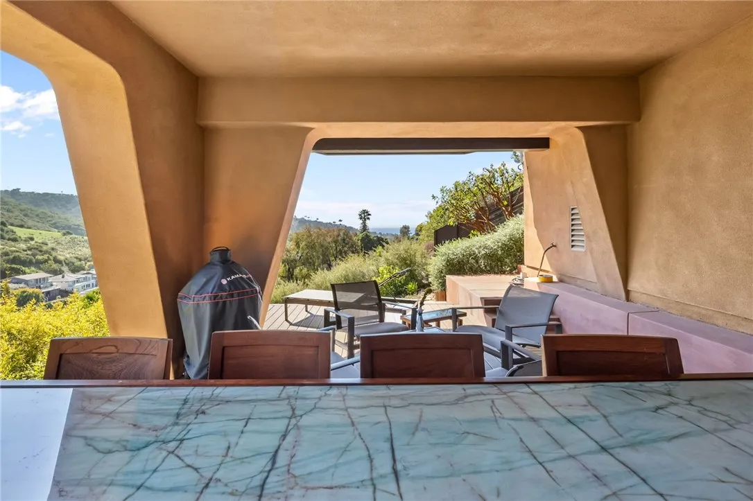 1372 Morningside Drive, Laguna Beach, California 92651 home-pic-39