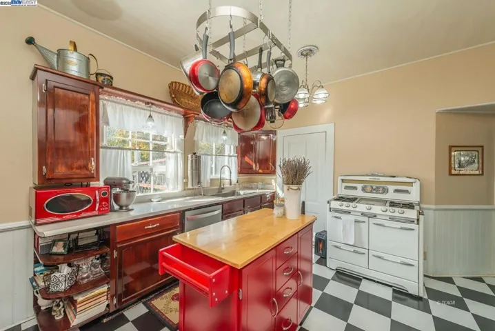 65 Court St., Weaverville, California 96093