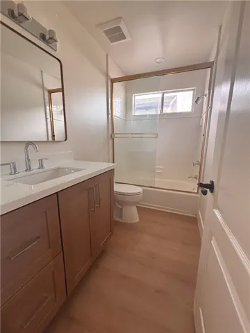 Full bathroom in the hall