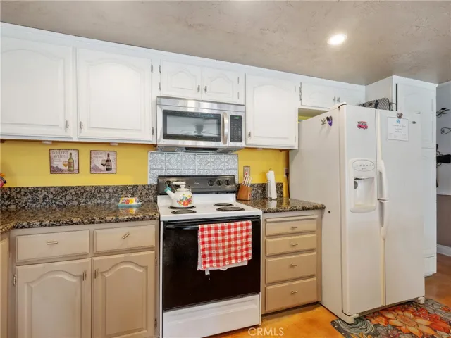 27767 Hummingbird Lane, Helendale, California 92342