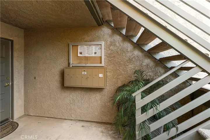 Mailbox are easy access, easy stairs with a platform.