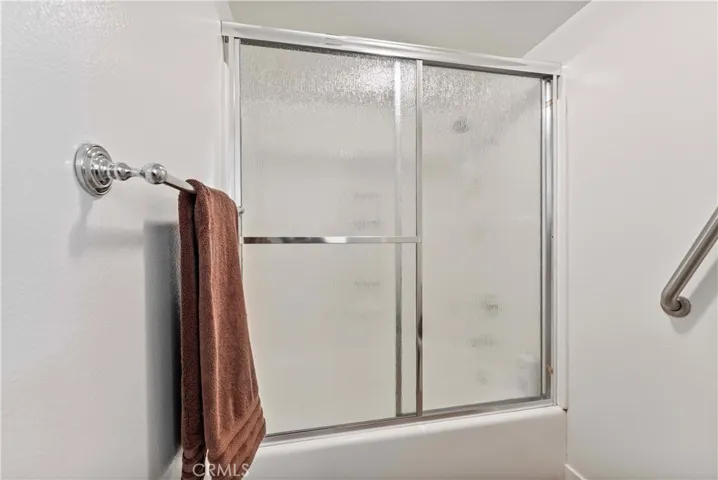 Super clean bathroom.